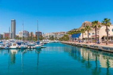 ALICANTE, İspanya, 18 Haziran 2019: İspanya 'da Alicante limanına bakan Santa Barbara Kalesi