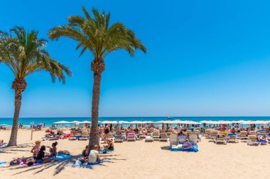 ALICANTE, İspanya, 18 Haziran 2019: İnsanlar İspanya 'nın Alicante kentindeki Postiguet plajında güneşli bir günün tadını çıkarıyorlar