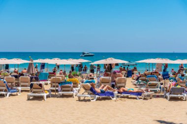 ALICANTE, İspanya, 18 Haziran 2019: İnsanlar İspanya 'nın Alicante kentindeki Postiguet plajında güneşli bir günün tadını çıkarıyorlar