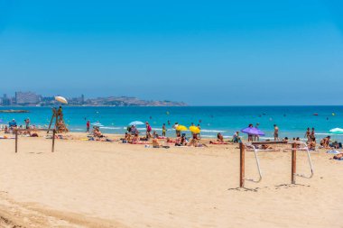 ALICANTE, İspanya, 18 Haziran 2019: İnsanlar İspanya 'nın Alicante kentindeki Postiguet plajında güneşli bir günün tadını çıkarıyorlar