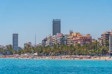ALICANTE, İspanya, 18 Haziran 2019: İnsanlar İspanya 'nın Alicante kentindeki Postiguet plajında güneşli bir günün tadını çıkarıyorlar