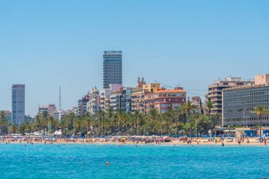 ALICANTE, İspanya, 18 Haziran 2019: İnsanlar İspanya 'nın Alicante kentindeki Postiguet plajında güneşli bir günün tadını çıkarıyorlar