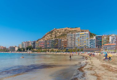 ALICANTE, İSPAN, 18 HAZİRAN 2019: İspanya 'nın Alicante kentindeki postiguet plajına bakan Santa Barbara Kalesi