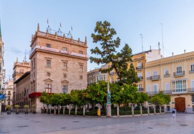 VALENCIA, İspanya, 18 Haziran 2019: Palau de la Generalitat Valencia, İspanya 'da Plaza de la Virgen' den izlendi