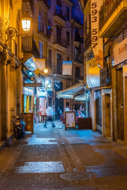 VALENCIA, İspanya, 17 Haziran 2019: Valencia, İspanya 'nın merkezindeki dar bir caddenin gece görüşü