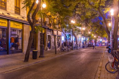 VALENCIA, İspanya, 17 Haziran 2019: Valencia, İspanya 'nın merkezindeki dar bir caddenin gece görüşü