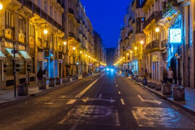 VALENCIA, İspanya, 17 Haziran 2019: Valencia, İspanya 'nın merkezindeki dar bir caddenin gece görüşü