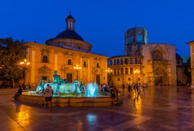VALENCIA, İspanya, 17 Haziran 2019: Valencia, İspanya 'da Plaza de la Virgen' in gece manzarası