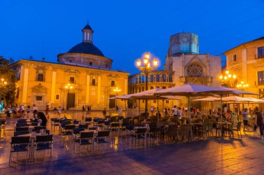VALENCIA, İspanya, 17 Haziran 2019: Valencia, İspanya 'daki Basilica de la Virgen de los Desamparados gece görüşü