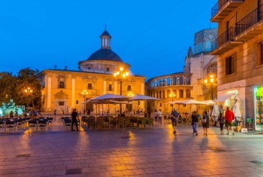 VALENCIA, İspanya, 17 Haziran 2019: Valencia, İspanya 'daki Basilica de la Virgen de los Desamparados gece görüşü