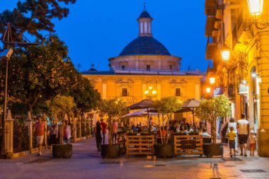 VALENCIA, İspanya, 17 Haziran 2019: Valencia, İspanya 'daki Basilica de la Virgen de los Desamparados gece görüşü