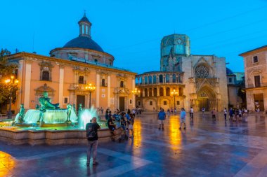 VALENCIA, İspanya, 17 Haziran 2019: Valencia, İspanya 'da Plaza de la Virgen' in gece manzarası
