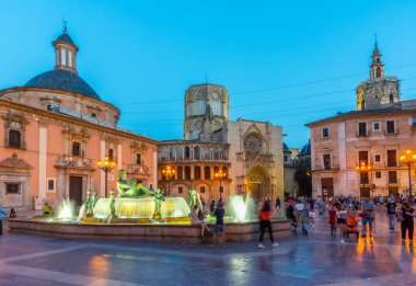 VALENCIA, İspanya, 17 Haziran 2019: Valencia, İspanya 'da Plaza de la Virgen' in gece manzarası