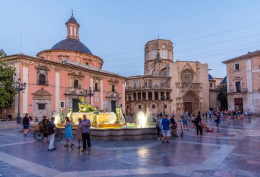 VALENCIA, İspanya, 17 Haziran 2019: Valencia, İspanya 'da Plaza de la Virgen' in gece manzarası