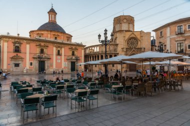 VALENCIA, SPAIN, 17 Haziran 2019: Valencia 'daki Basilica de la Virgen de los Desamparados ve Katedral' in günbatımı Plaza de la Virgen, İspanya
