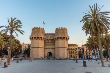 VALENCIA, İspanya, 17 Haziran 2019: Valencia, İspanya 'da Torres des Sarranos' un günbatımı
