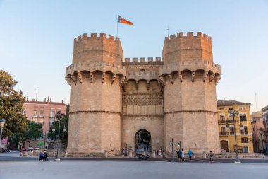 VALENCIA, İspanya, 17 Haziran 2019: Valencia, İspanya 'da Torres des Sarranos' un günbatımı