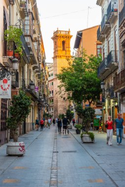 VALENCIA, İspanya, 17 Haziran 2019: Carrer Serrans Caddesi, Valencia, İspanya 'daki Torre de Sant Bartomeu Kulesi' ne çıkıyor.