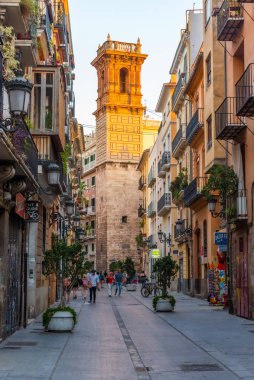 VALENCIA, İspanya, 17 Haziran 2019: Carrer Serrans Caddesi, Valencia, İspanya 'daki Torre de Sant Bartomeu Kulesi' ne çıkıyor.