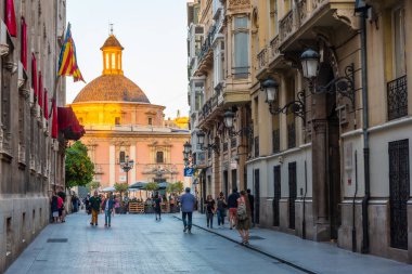 VALENCIA, SPAIN, 17 Haziran 2019: Valencia 'daki Basilica de la Virgen de los Desamparados ve Katedral' in günbatımı Plaza de la Virgen, İspanya