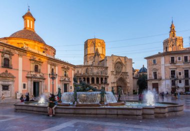 VALENCIA, İspanya, 17 Haziran 2019: Valencia, İspanya 'da Plaza de la Virgen' in gün batımı manzarası