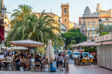 VALENCIA, İspanya, 17 Haziran 2019: Valencia, İspanya 'da Plaza de la Reina' da akşam yemeği