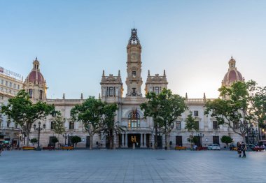 VALENCIA, İspanya, 17 Haziran 2019: İspanya 'nın Valencia kentindeki belediye binasının önünde insanlar geziniyor