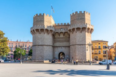 VALENCIA, İspanya, 17 Haziran 2019: Valencia, İspanya 'da insanlar Torres des Sarranos' a doğru yürüyorlar