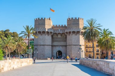 VALENCIA, İspanya, 17 Haziran 2019: Valencia, İspanya 'da insanlar Torres des Sarranos' a doğru yürüyorlar