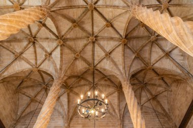 VALENCIA, İspanya, 17 Haziran 2019: Valencia, İspanya 'daki Lonja de la Seda binasının içindeki sütunlar salonu