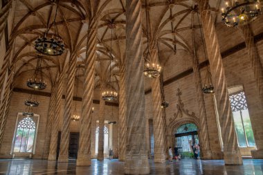 VALENCIA, İspanya, 17 Haziran 2019: Valencia, İspanya 'daki Lonja de la Seda binasının içindeki sütunlar salonu