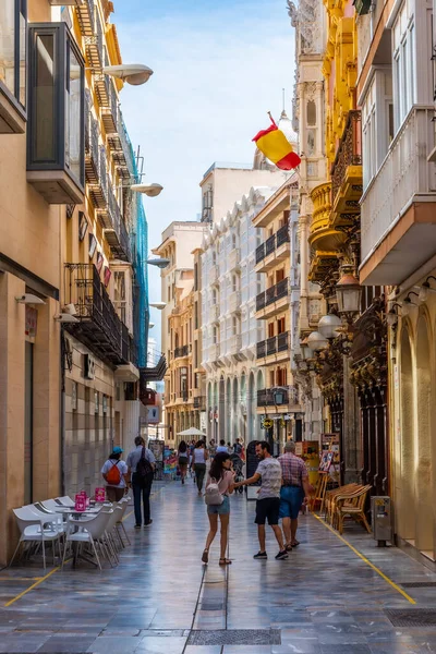CARTAGENA, İspanya, 19 Haziran 2019: İnsanlar Cartagena, İspanya 'da bir sokakta geziniyor