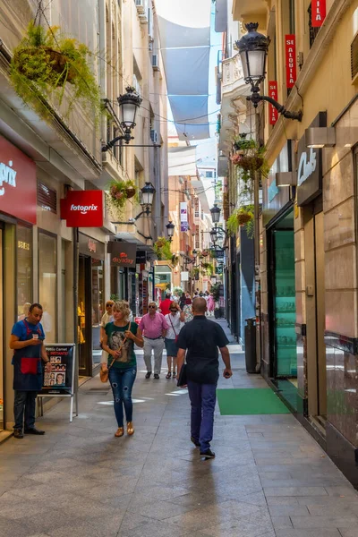 Murcia Espanha Junho 2019 Pessoas Estão Passeando Uma Rua Múrcia — Fotografia de Stock