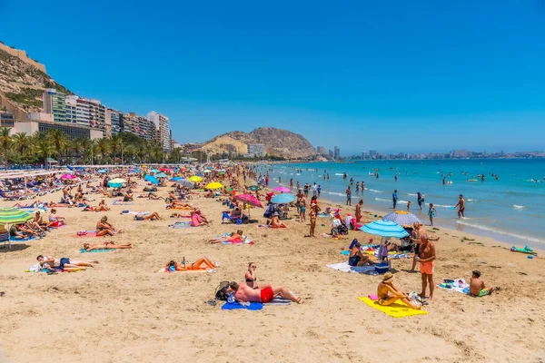 ALICANTE, İspanya, 18 Haziran 2019: İnsanlar İspanya 'nın Alicante kentindeki Postiguet plajında güneşli bir günün tadını çıkarıyorlar
