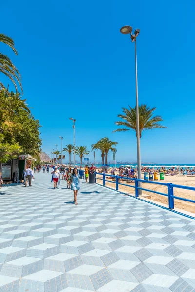 Alicante Espanha Junho 2019 Pessoas Estão Passeando Passeio Lado Praia — Fotografia de Stock