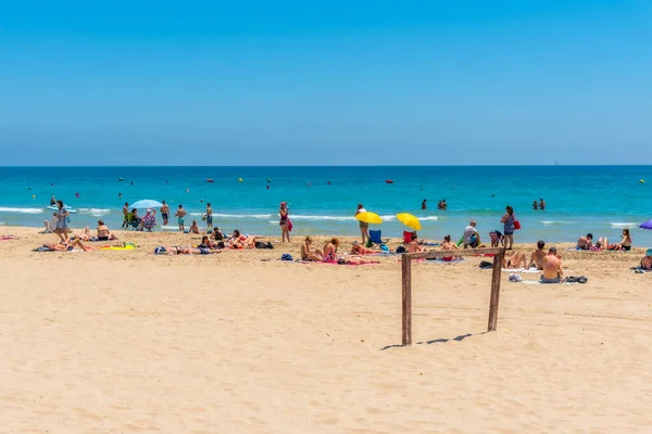 Alicante España Junio 2019 Gente Está Disfrutando Día Soleado Playa — Foto de Stock