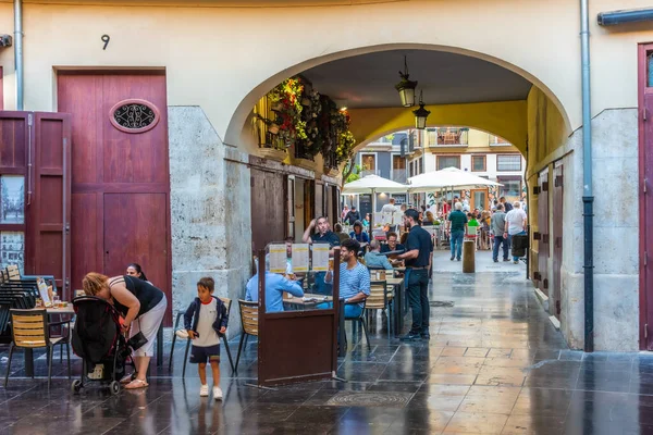 Valencia Španělsko Června 2019 Lidé Večeří Placa Redonda Centru Valencie — Stock fotografie