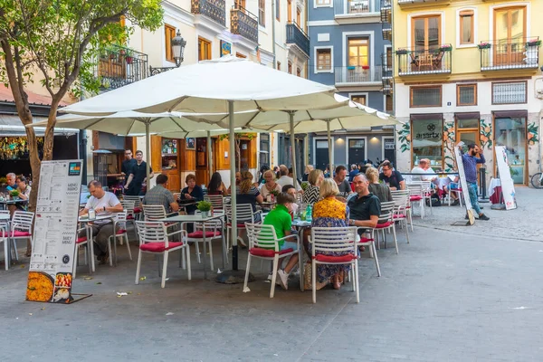 Valencia Spanien Juni 2019 Menschen Essen Einer Engen Straße Zentrum — Stockfoto