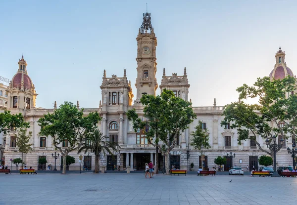 Valencia Španělsko Června 2019 Lidé Procházejí Před Radnicí Španělském Valencii — Stock fotografie
