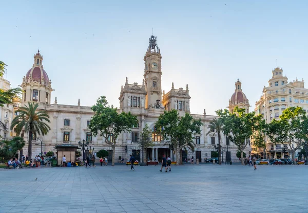 Valencia Spanien Juni 2019 Folk Strosar Framför Stadshuset Spanska Staden — Stockfoto