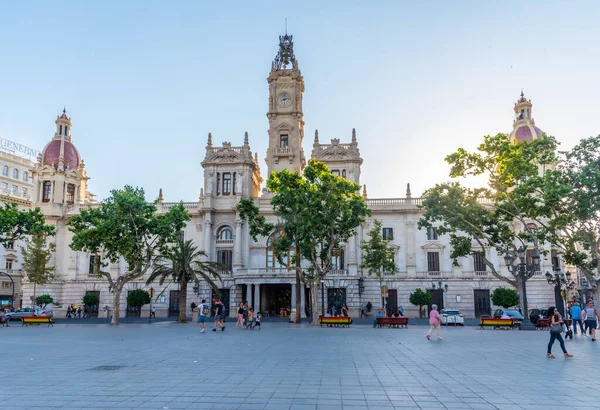 Valencia Spanyolország 2019 Június Emberek Spanyol Valencia Városháza Előtt Sétálnak — Stock Fotó