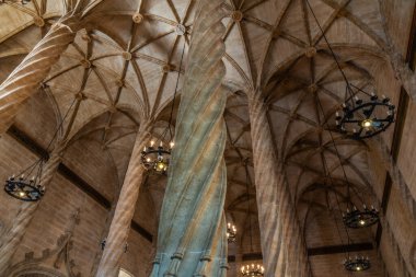 VALENCIA, İspanya, 17 Haziran 2019: Valencia, İspanya 'daki Lonja de la Seda binasının içindeki sütunlar salonu