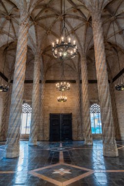 VALENCIA, İspanya, 17 Haziran 2019: Valencia, İspanya 'daki Lonja de la Seda binasının içindeki sütunlar salonu