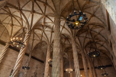 VALENCIA, İspanya, 17 Haziran 2019: Valencia, İspanya 'daki Lonja de la Seda binasının içindeki sütunlar salonu
