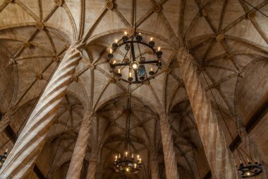 VALENCIA, İspanya, 17 Haziran 2019: Valencia, İspanya 'daki Lonja de la Seda binasının içindeki sütunlar salonu