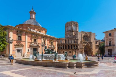 VALENCIA, İspanya, 17 Haziran 2019: Valencia, İspanya 'daki Plaza de la Virgen' de insanlar geziniyor