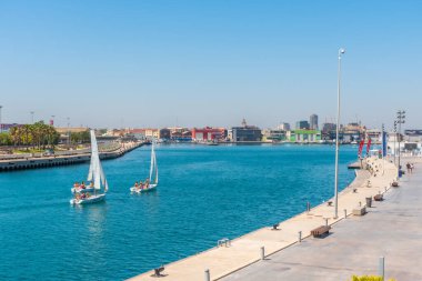 VALENCIA, İSPAN, 17 HAZİRAN 2019: Valencia, İspanya limanındaki limana demirleyen tekneler