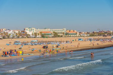 VALENCIA, İspanya, 17 Haziran 2019 İnsanlar İspanya 'nın Valencia kentindeki Cabanyal plajında güneşli bir günün tadını çıkarıyorlar.