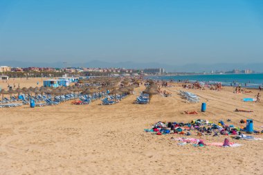 VALENCIA, İspanya, 17 Haziran 2019 İnsanlar İspanya 'nın Valencia kentindeki Cabanyal plajında güneşli bir günün tadını çıkarıyorlar.