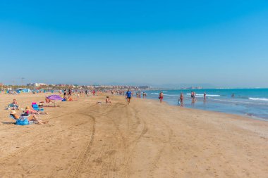 VALENCIA, İspanya, 17 Haziran 2019 İnsanlar İspanya 'nın Valencia kentindeki Cabanyal plajında güneşli bir günün tadını çıkarıyorlar.